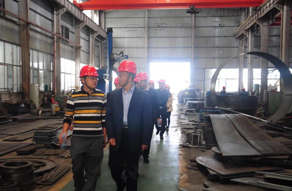 廣西塑料行業協會一行人與公司高層共同觀摩桂林鴻程首臺磨粉機 廣西塑料行業協會一行人與公司高層共同觀摩桂林鴻程首臺磨粉機